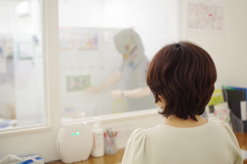 マジックミラー付きの保護者待機室